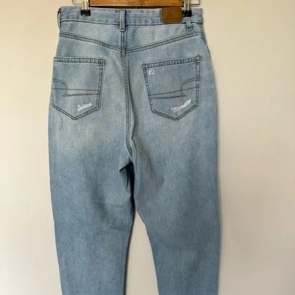 American Eagle Curvy Mom Jeans Light Wash Blue Distressed Raw Hem Ankle 6 Women - Picture 6 of 8